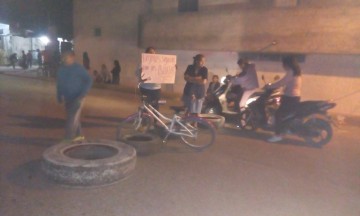 Exigen con bloqueo frenar gasolinera en Tehuacán